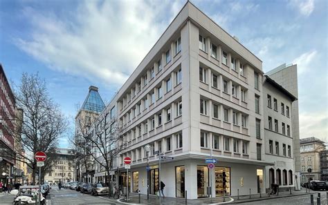 Saint Laurent opens its first store in Frankfurt (DE).